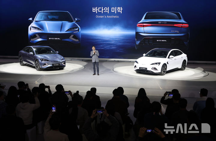 [고양=뉴시스] 전진환 기자 = 조인철 BYD KOREA 승용부문 대표가 3일 오전 경기도 고양시 킨텍스에서 열린 2025서울모빌리티쇼에서 BYD 씰(SEAL) 모델을 소개하고 있다. 2025.04.03. amin2@newsis.com