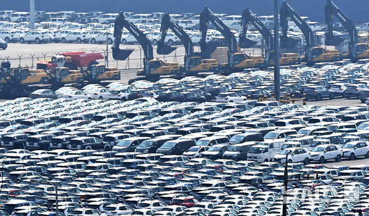 [평택=뉴시스] 김종택 기자 = 3일 경기도 평택항 자동차 전용부두에 선적을 기다리는 수출용 차량이 세워져 있다.&nbsp; 도널드 트럼프 대통령이 미국 이외 지역에서 생산된 자동차 및 자동차 주요 부품에 부과하기로 결정한 25% 관세가 3일(현지시간·한국시간 3일 오후) 정식 발효 됐다. 2025.04.03. jtk@newsis.com