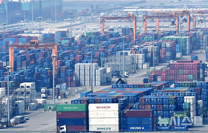 [평택=뉴시스] 김종택 기자 = 3일 경기도 평택시 포승읍 평택항 수출 야적장에 컨테이너들이 쌓여 있다.&nbsp; 도널드 트럼프 미국 대통령이 2일(현지시간) 한국에서 생산돼 미국으로 수입되는 모든 제품에 25%의 상호관세를 부과한다고 공식 발표 했다. 2025.04.03. jtk@newsis.com