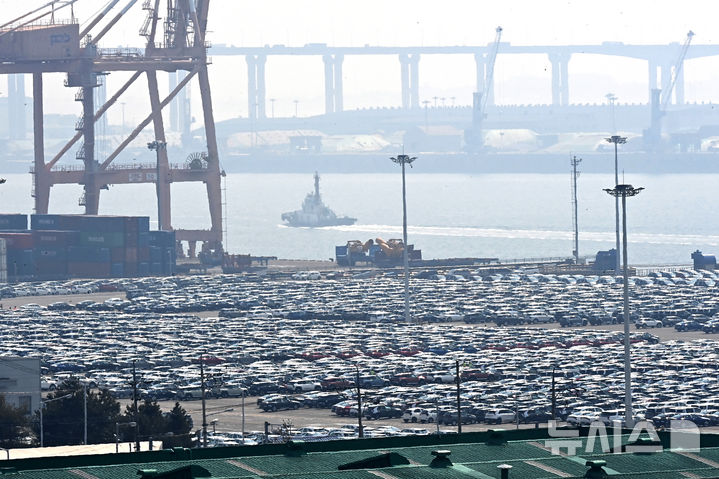 [평택=뉴시스] 김종택 기자 = 3일 경기도 평택항 자동차 전용부두에 선적을 기다리는 수출용 차량이 세워져 있다.&nbsp; 도널드 트럼프 대통령이 미국 이외 지역에서 생산된 자동차 및 자동차 주요 부품에 부과하기로 결정한 25% 관세가 3일(현지시간·한국시간 3일 오후) 정식 발효 됐다. 2025.04.03. jtk@newsis.com
