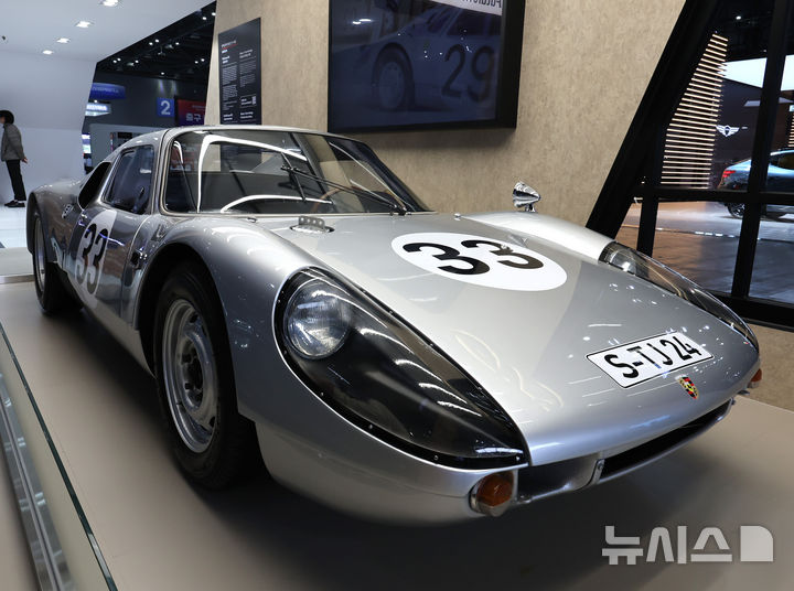 [고양=뉴시스] 전진환 기자 = 포르쉐는 3일 오전 경기도 고양시 킨텍스에서 열린 2025서울모빌리티쇼 포르쉐 부스에 904 카레라 GTS(최초의 GTS) 전시되고 있다. 2025.04.03. amin2@newsis.com