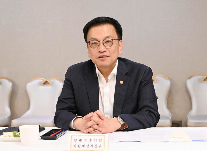 [서울=뉴시스] 최상목 부총리 겸 기획재정부 장관이 3일 서울 종로구 정부서울청사에서 민·관 연구기관장 간담회를 주재하고 있다. (사진=기획재정부 제공) 2025.04.03. photo@newsis.com *재판매 및 DB 금지