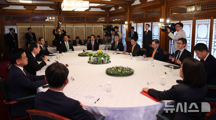 [서울=뉴시스] 최진석 기자 = 한덕수 대통령 권한대행 국무총리가 3일 서울 총리공관에서 열린 경제안보전략 TF회의를 주재하고 있다. 2025.04.03. myjs@newsis.com