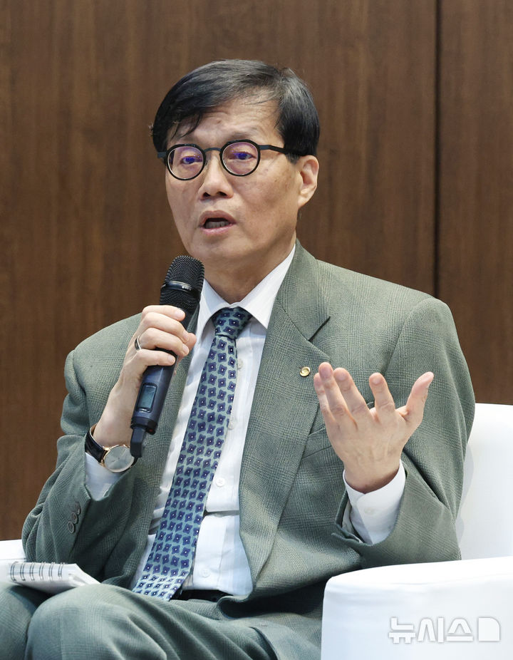 [서울=뉴시스] 김진아 기자 = 이창용 한국은행 총재가 3일 서울 중구 은행회관에서 열린 한국은행-한국금융연구원 공동 정책 컨퍼런스 '부동산 신용집중: 현황, 문제점 그리고 개선방안' 특별대담에서 발언하고 있다. 2025.04.03. bluesoda@newsis.com