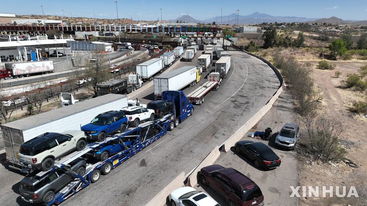[AP/뉴시스]트럼프의 멕시코에 대한 징벌적 관세 부과로 2025년 4월 3잉 멕시코 노갈레스 일대 고속도로에 정체된 외제차 운반트럭들. 미국-멕시코- 캐나다의 3월 9일 협상에서 멕시코 대표인 농업부장관은 미국에게 일방적 관세 부과가 아닌 "확실한 증거 기반"의 무역 협의로 돌아와 달라고 촉구하는 발언을 했다. 2026.03.10. 