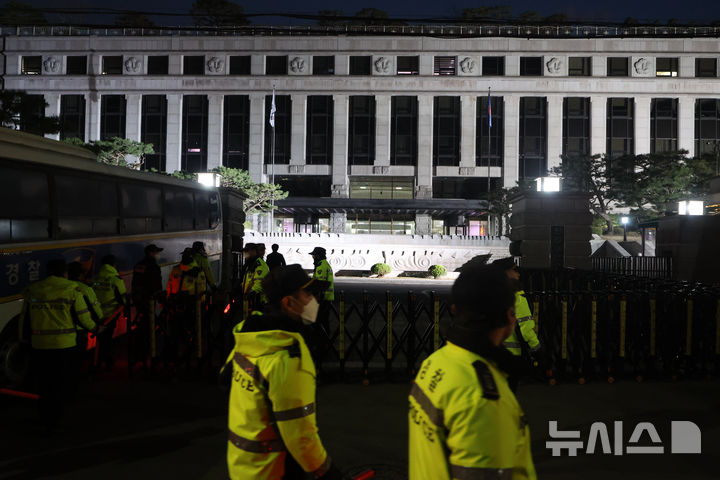 [서울=뉴시스] 김명년 기자 = 윤석열 대통령 탄핵 심판을 하루 앞둔 3일 밤 서울 종로구 헌법재판소에서 경찰이 근무를 하고 있다. 2025.04.03. kmn@newsis.com