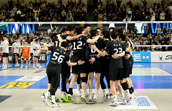 [서울=뉴시스] 황준선 기자 = 3일 오후 충남 천안 유관순체육관에서 도드람 2024-2025 V리그 남자부 챔피언 결정전 2차전 현대캐피탈과 대한항공의 경기, 세트스코어 3-1로 승리한 현대캐피탈 선수들이 기뻐하고 있다. (사진=한국배구연맹 제공) 2025.04.03. photo@newsis.com *재판매 및 DB 금지