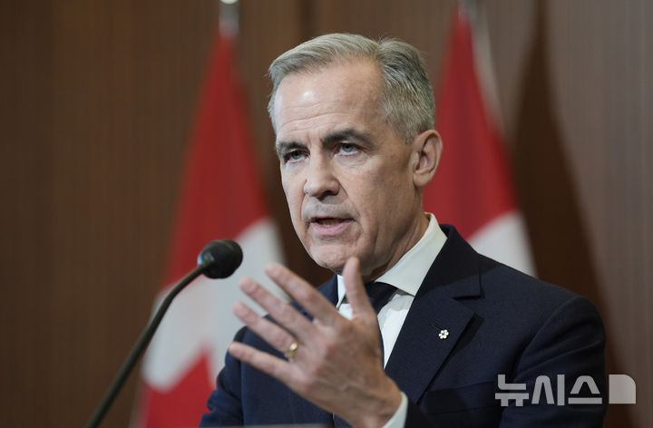 [오타와=AP/뉴시스] 마크 카니 캐나다 행정부가 미국산 자동차 등에 대한 보복 관세를 일부 완화한다고 15일(현지 시간) 밝혔다. 사진은 카니 총리가 지난 3일(현지 시간) 캐나다 오타와 의사당에서 기자회견을 하는 모습. 그는 도널드 트럼프 미국 대통령의 관세 전쟁에 대응해 미국산 자동차에 25% 보복 관세를 부과할 것이라고 발표했다. 2025.04.04.