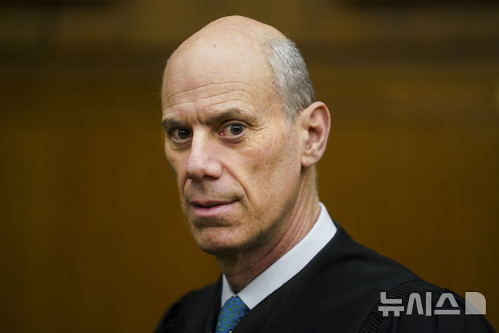 [워싱턴=AP/뉴시스]미국 연방법원이 도널드 트럼프 행정부가 이민자 대규모 추방 과정에서 절차를 잠시 중단하라는 사법부 판단을 고의로 무시했다고 16일(현지 시간) 판단했다. 사진은 이번 결정을 내린 제임스 E. 보아스버그 워싱턴DC 연방지법 판사의 모습. 2025.04.17.