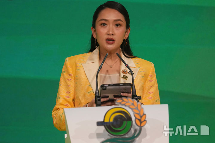 [방콕=AP/뉴시스]패통탄 친나왓 태국 총리 지지율이 10% 아래로 급락한 것으로 조사됐다. 자국군 사령관에 대해 험담한 영향을 받은 것으로 보인다. 사진은 친나왓 총리가 지난 4월 4일 방콕에서 열린 제6차 벵골만기술경제협력체(BIMSTEC) 정상회의 기자회견에서 발언하고 있는 모습. 2025.06.30.