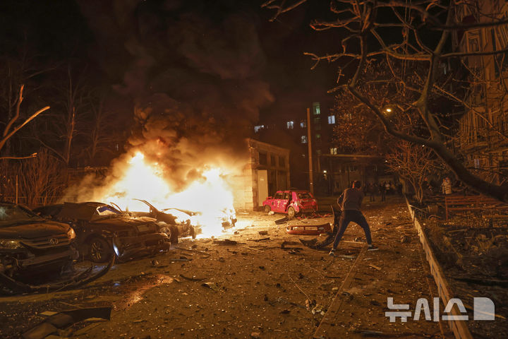 [하르키우(우크라이나)=AP/뉴시스]우크라이나 하르키우에서 3일 주민 1명이 러시아군의 드론 공격으로 발생한 불을 끄고 있다. 영국과 프랑스는 4일 블라디미르 푸틴 러시아 대통령이 우크라이나에서의 전투를 중단시키기 위한 휴전 협상을 질질 끌고 있다고 비난하면서 푸틴은 미국에 즉각 답변을 해야 한다고 주장, 러시아에 대한 압력을 강화했다. 2025.04.04.