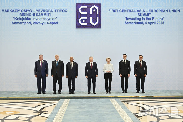 [사마르칸트=AP/뉴시스] 4일(현지 시간) 우즈베키스탄 사마르칸트에서 열린 유럽연합(EU)과 타지키스탄·카자흐스탄·우즈베키스탄·투르크메니스탄·키르기스스탄 등 중앙아시아 5개국 간 첫 정상회의 후 참석자들이 기념촬영을 하고 있다. 양측은 이번 회의에서 양측의 관계를 '전략적 동반자 관계'로 격상했다. 2025.04.06.