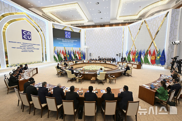 [사마르칸트(우즈베키스탄)=AP/뉴시스]우즈베키스탄 사마르칸트에서 4일 유럽연합(EU)과 중앙아시아 5개국 간 사상 첫 정상회담이 열리고 있다. 이들은 도널드 트럼프 미 대통령의 상호관세 부과 발표로 세계 무역이 큰 충격에 빠진 가운데 무역 등 관계 증진 방안을 논의했다. 2025.04.04.