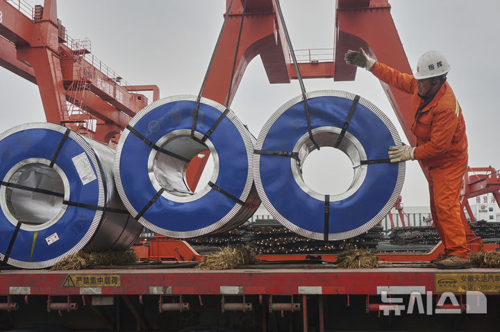 [AP/뉴시스] 사진은 중국의 한 철강 시장에서 근로자가 철강판을 싣고 있는 모습으로, 기사와 무관. 2025.06.12.