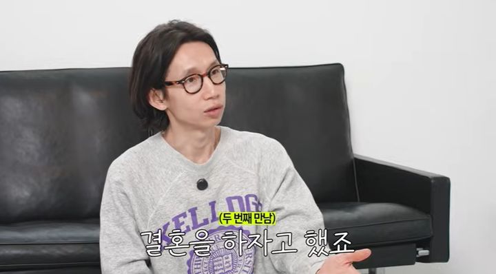[서울=뉴시스] 3일 배우 봉태규의 유튜브 채널 '봄태규'에는 '봉태규가 매일 착용하는 악세사리들'이라는 제목의 영상이 게재됐다. (사진=유튜브 채널 '봄태규' 화면 캡처) 2025.04.04 photo@newsis.com *재판매 및 DB 금지