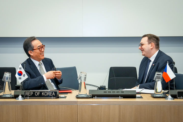 [서울=뉴시스] 북대서양조약기구(NATO·나토) 외교장관회의에 참석 중인 조태열 외교부 장관은 3(현지시간) 얀 리파브스키 체코 외교장관과 양자회담을 가졌다. (사진=외교부 제공) 2025.04.04. *재판매 및 DB 금지