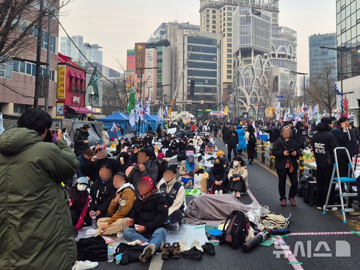 [서울=뉴시스] 이명동 기자=윤석열 대통령 탄핵심판 선고를 앞둔 4일 헌법재판소 인근에서 탄핵 찬성 측이 밤샘 집회 후 자리를 지키고 있다. 2025.04.04. ddingdong@newsis.com 