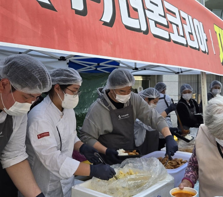 [안동=뉴시스] 김진호 기자 = 백종원 더본코리아 대표가 안동시 무료급식소에서 산불피해 이재민들에게 음식을 배식하고 있다. (사진=안동시 제공) 2025.04.04. photo@newsis.com *재판매 및 DB 금지