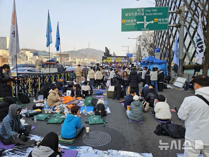 [서울=뉴시스]이태성 기자=윤석열 대통령 탄핵 심판 선고 기일인 4일 서울 용산구 한남동 대통령 관저 인근인 일신빌동 앞에 탄핵 찬성 단체인 촛불행동이 집회를 열기 위해 모여들고 있다. 2025.04.04