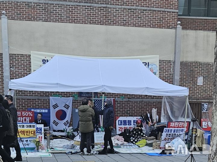 [서울=뉴시스] 오정우 기자=윤석열 대통령 탄핵심판 선고를 앞둔 4일 헌법재판소 인근에서 탄핵 반대 측이 밤샘 집회 후 자리를 지키고 있다. 2025.04.04. friend@newsis.com