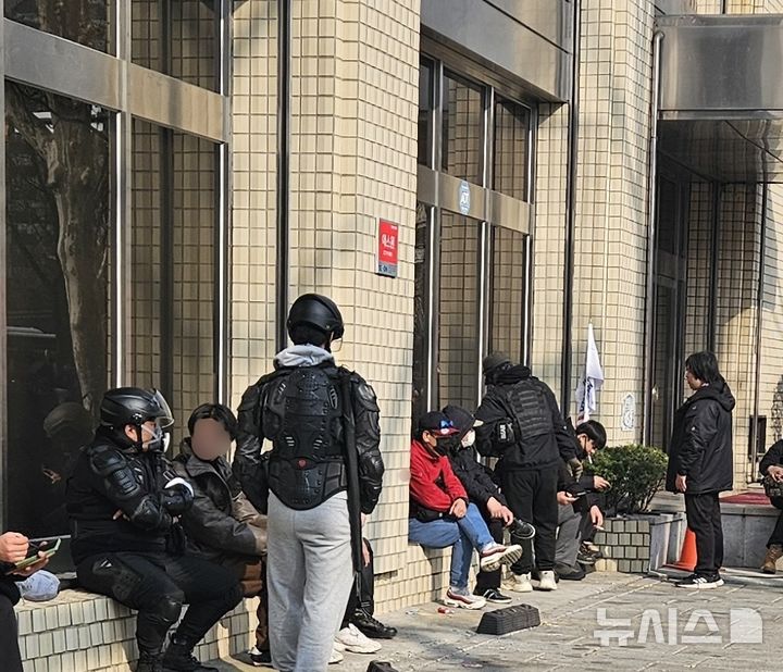 [서울=뉴시스] 오정우 기자=윤석열 대통령 탄핵심판 선고를 앞둔 4일 헌법재판소 인근에서 헬멧을 쓰고 장난감 총을 소지한 이들이 자리를 지키고 있다. 2025.04.04. friend@newsis.com