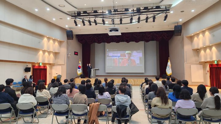 [서울=뉴시스] 성동구가 관내 사업장 대상 '위험성평가'를 실시해 산업재해 예방 및 안전한 근로 환경 조성에 나선다고 4일 밝혔다. 사진은 올해 3월 실시한 '위험성평가' 실무자 교육 모습. 2025.04.04 (사진 제공=성동구청) photo@newsis.com *재판매 및 DB 금지