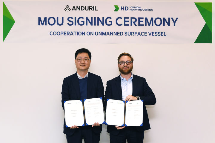 [서울=뉴시스] 주원호(왼쪽) HD현대중공업 특수선사업대표와 브라이언 쉼프 안두릴 공동설립자 겸 최고경영자가 최근 서울 계동 현대빌딩에서 무인수상정 개발 및 시장 진출을 위한 양해각서(MOU)’를 체결하고 있다. (사진=HD현대 제공) 2025.4.4. photo@newsis.com *재판매 및 DB 금지