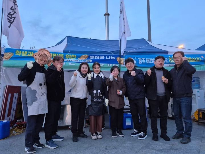 [광주=뉴시스] 광주 동구 5·18민주광장에서 열린 윤석열 대통령 탄핵 집회에서 붕어빵 나눔 봉사하는 지역 교장·교사. (사진=독자제공) 2025.04.04. Photo@newsis.com *재판매 및 DB 금지