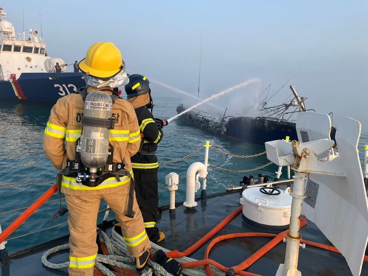 [보령=뉴시스] 충남 보령시 외연도 인근 해상에서 어선에 불이 나 승선원 1명이 구조됐다. (사진=보령해양경찰서 제공) 2025.04.04. photo@newsis.com *재판매 및 DB 금지