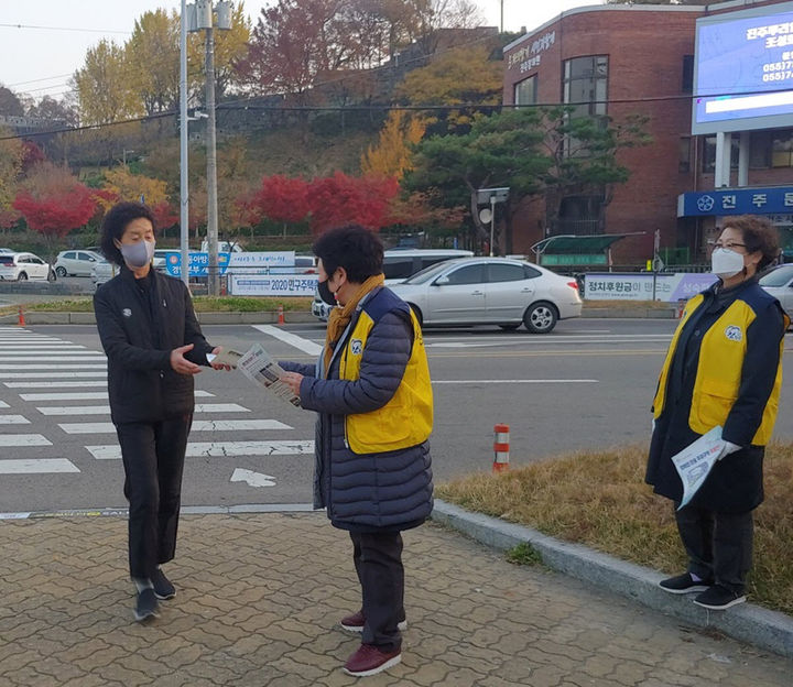 [진주=뉴시스]진주시, 장애인전용주차구역 주정차위반 집중 단속 안내문 배부.(사진=진주시 제공).2025.04.04.photo@newsis.com *재판매 및 DB 금지