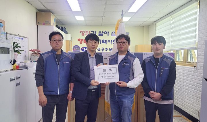 [창녕=뉴시스] 전국공무원노동조합 산청군지부 이규필 지부장 등이 산청 산불 사고로 희생된 희생자들을 위한 성금을 창녕군공무원노동조합에 전달하고 있다. (사진= 창녕군 제공) 2025.04.04. photo@newsis.com *재판매 및 DB 금지