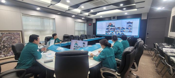 [밀양=뉴시스] 곽근석 부시장 주재의 읍면동장 산불방지 영상회의를 개최하고 있다. (사진=밀양시 제공) 2025.04.04. photo@newsis.com *재판매 및 DB 금지