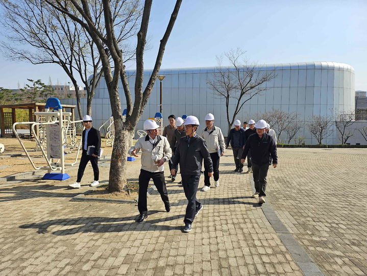 [밀양=뉴시스] 김경민 이사장과 직원들이 밀양스포츠센터 주변 안전 점검을 하고 있다. (사진=밀양시 제공) 2025.04.04. photo@newsis.com *재판매 및 DB 금지