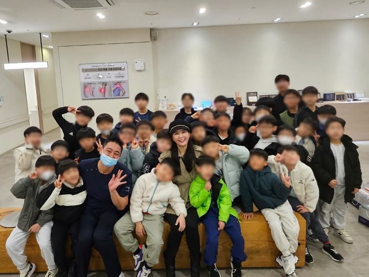 [서울=뉴시스] 장영란, 남편 한창과 보육시설 아이들. (사진=인스타그램 캡처) 2025.04.04. photo@newsis.com *재판매 및 DB 금지