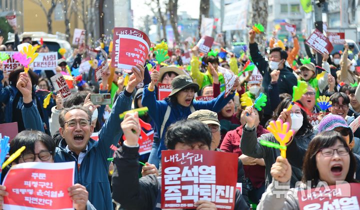 [청주=뉴시스] 서주영 기자 = 헌법재판소가 4일 윤석열 대통령의 파면을 선고하자, 시민들이 충북도청 서문에서 환호하고 있다. 2025.04.04. juyeong@newsis.com 