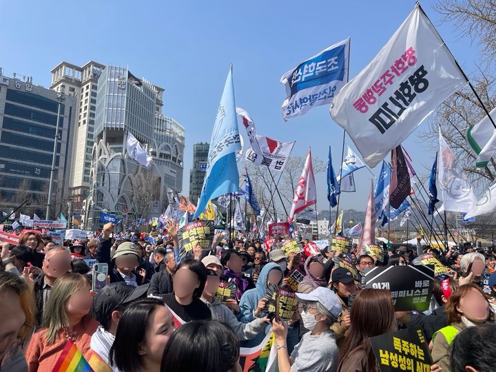 [서울=뉴시스]권도인 인턴기자=윤석열 대통령에 대한 탄핵이 인용된 가운데 헌법재판소 인근에 모인 탄핵 찬성 집회 참가자들이 기뻐하고 있다. photo@newis.com *재판매 및 DB 금지