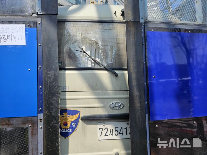 [서울=뉴시스]오정우 기자 = 윤석열 전 대통령 지지자로 추정되는 헬멧 착용 남성이 4일 헌법재판소의 탄핵 선고 이후 격분해 경찰 버스 유리창을 파손했다. 2025.04.04.photo@newsis.com
