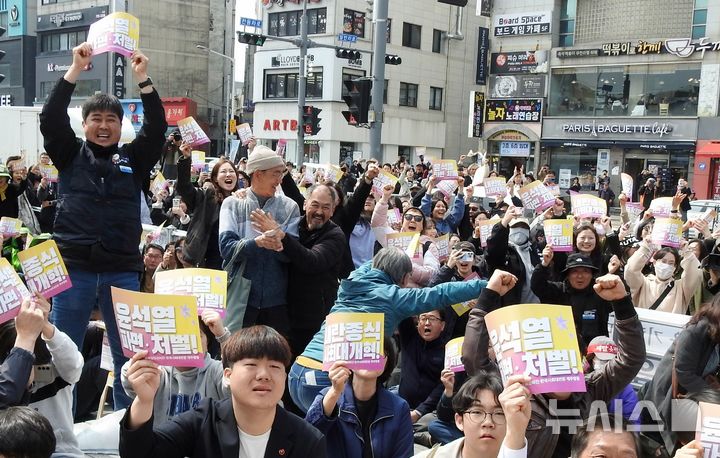 [제주=뉴시스] 오영재 기자 = 윤석열 대통령의 파면 선고가 내려진 4일 오전 제주시청에서 시민들이 환호하고 있다. 2025.04.04. oyj4343@newsis.com