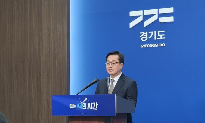 [수원=뉴시스] 박상욱 기자 = 김동연 경기도지사가 지난 4일 헌법재판소의 대통령 윤석열 파면 선고에 대해 입장을 발표하고 있다. 2025.04.04. photo@newsis.com *재판매 및 DB 금지