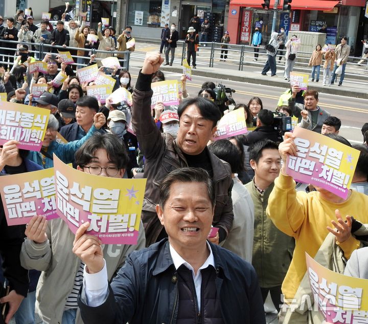 [제주=뉴시스] 오영재 기자 = 윤석열 대통령의 파면 선고가 내려진 4일 오전 제주시청에서 시민들이 환호하고 있다. 2025.04.04. oyj4343@newsis.com 