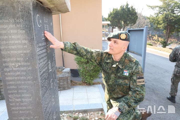 [양주=뉴시스] 유엔군사령부 소속 에크렘 카라데니즈 소령이 튀르키예 '영원불망기념비' 를 찾아 선배 전우들을 숭고한 희생정신과 헌신을 되새겼다. (사진=8기동사단 제공) 2025.04.04 photo@newsis.com
