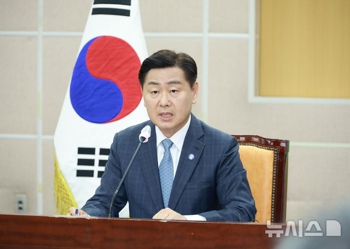 [전주=뉴시스] 전북특별자치도는 4일 김관영 전북지사 주재로 긴급 간부회의를 열고 탄핵심판 선고에 따라 흔들림 없는 현안업무 추진과 도민 안전, 민생경제 회복 등을 논의하고 있다. 2025.04.04 (사진= 전북자치도 제공) *재판매 및 DB 금지