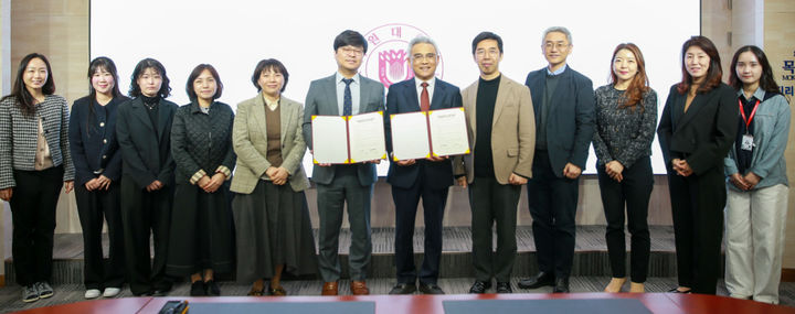 [대전=뉴시스] 협약을 맺은 목원대학교와 폭스에듀 관계자들 기념촬영. (사진=목원대 제공) 2025.04.04. photo@newsis.com   *재판매 및 DB 금지