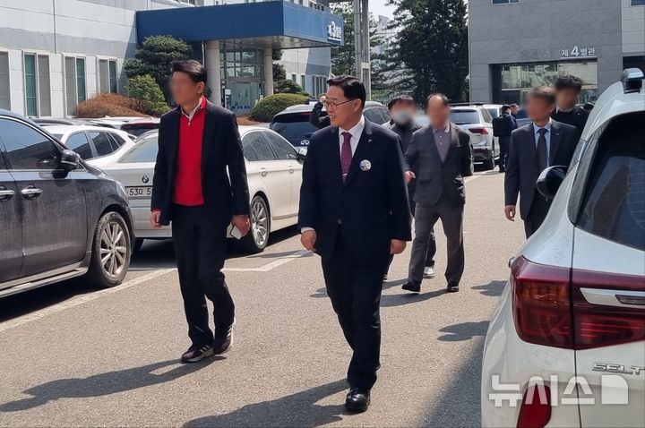 [의정부=뉴시스] 김도희 기자 = 공직선거법 위반 혐의로 기소된 강수현 경기 양주시장이 4일 오후 2시께 의정부지법에 출석하고 있다. 2025.04.04 kdh@newsis.com