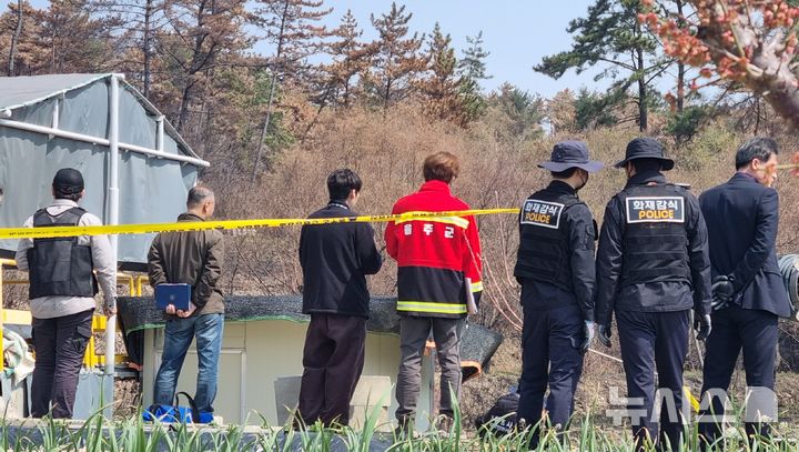[울산=뉴시스] 박수지 기자 = 4일 오전 울산 울주군 온양읍 운화리 대운산에서 관계기관이 산불 원인 조사를 위해 현장 합동감식을 진행 중이다. 이날 감식에는 경찰과 국립과학수사연구원, 소방, 울주군 특별사법경찰관 등 7곳이 참여했다. 2025.04.04. parksj@newsis.com