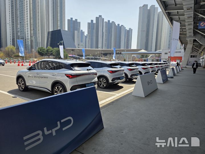 [서울=뉴시스] 박현준 기자 = 4일 경기도 고양시 킨텍스에서 열린 '2025 서울모빌리티쇼' 전시장 외부에 BYD 아토3 모델 차량이 시승 행사를 위해 도열해있는 모습. 2025.04.04 parkhj@newsis.com