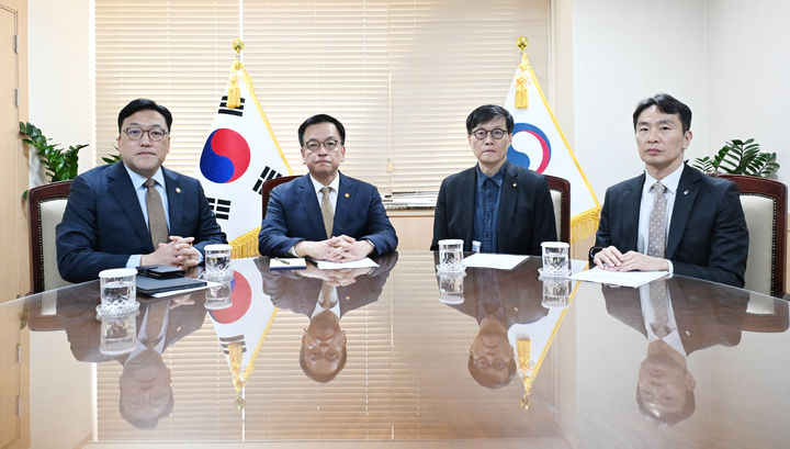 최상목 경제부총리 겸 기획재정부 장관은 4일 거시경제·금융현안 간담회(F4 회의)를 열고고 윤석열 전 대통령의 파면에 따른 금융 및 외환시장의 동향을 점검했다고 밝혔다. (사진 = 기획재정부 제공) 2025.04.04. *재판매 및 DB 금지