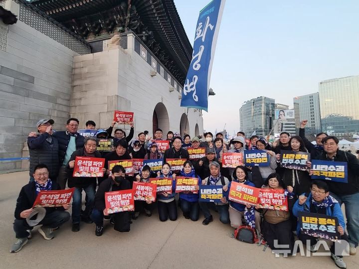 [화성=뉴시스]정명근 화성시장이 화성시민과 함께 광화문 앞 집회에서 기념촬영을 하고 있다.(사진=정명근 시장 SNS).2025.04.04.photo@newsis.com