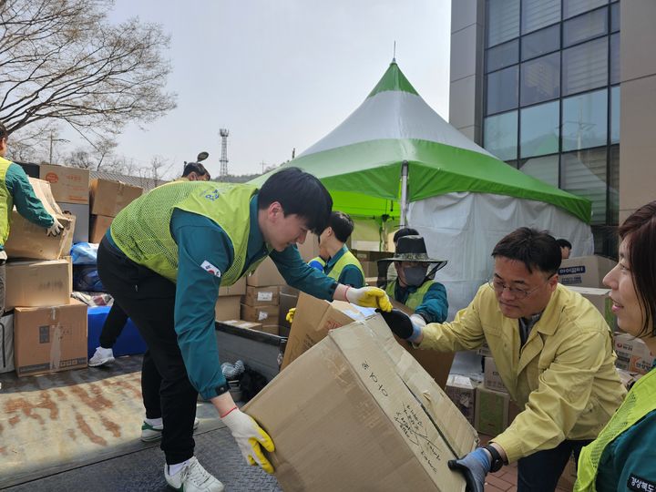 [대구=뉴시스] 대구시교육청 소속 교직원 15명은 4일 청송국민체육센터를 찾아 산불 피해 복구를 위한 봉사활동에 참여했다. (사진=대구교육청 제공) photo@newsis.com *재판매 및 DB 금지