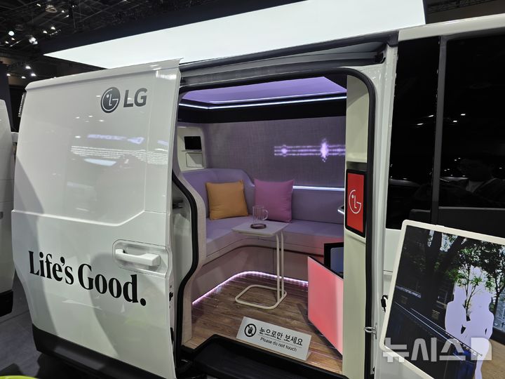 [고양=뉴시스] 박현준 기자 = 4일 경기도 고양시 킨텍스에서 열린 '2025 서울모빌리티쇼’ 행사장에 전시된 기아 PV5 슈필라움 글로우캐빈 콘셉트카. 